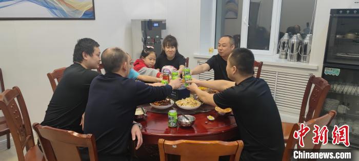 圖為恩和哈達邊境派出所的年夜飯?！《骱凸_邊境派出所供圖