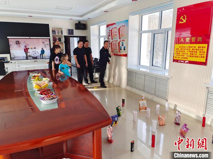 圖為恩和哈達邊境派出所民警和家屬玩套圈?！《骱凸_邊境派出所供圖